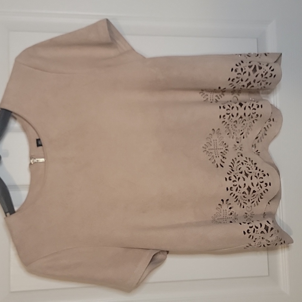 Design Lab Lord & Taylor M Beige Cut-Out Blouse
